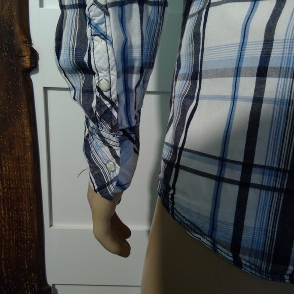 BKE Men's Long Sleeve Button-Up Blue and White Plaid Shirt (Size Medium) - Picture 6 of 10